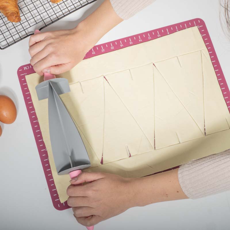 Sodrófa croissant, kis kifli és tésztatekercs vágásához