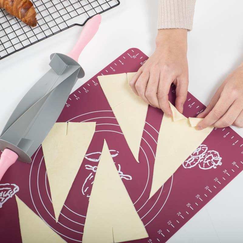 Sodrófa croissant, kis kifli és tésztatekercs vágásához