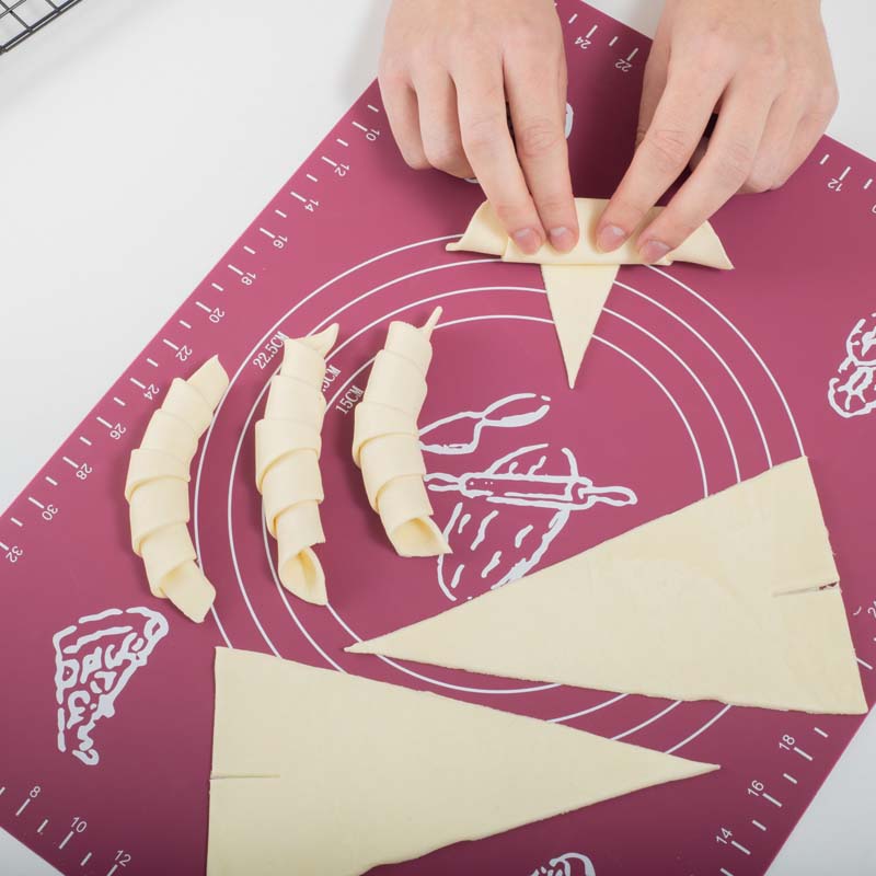 Sodrófa croissant, kis kifli és tésztatekercs vágásához