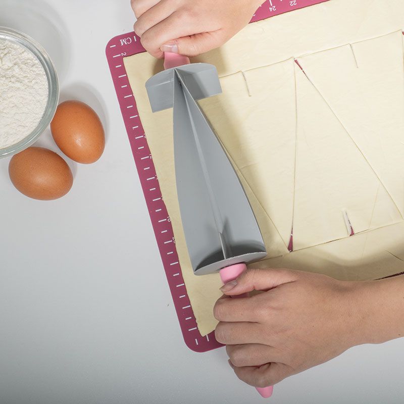 Sodrófa croissant, kis kifli és tésztatekercs vágásához