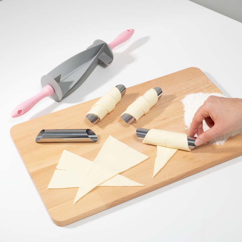 Sodrófa croissant, kis kifli és tésztatekercs vágásához