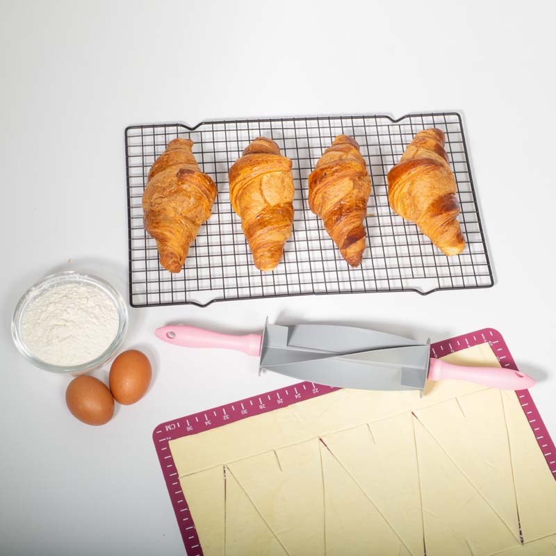 Sodrófa croissant, kis kifli és tésztatekercs vágásához