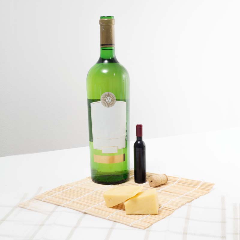 Borosüveg alakú bor- és sörnyitó