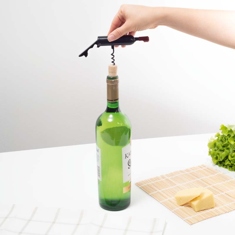 Borosüveg alakú bor- és sörnyitó