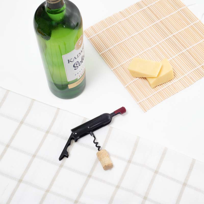 Borosüveg alakú bor- és sörnyitó