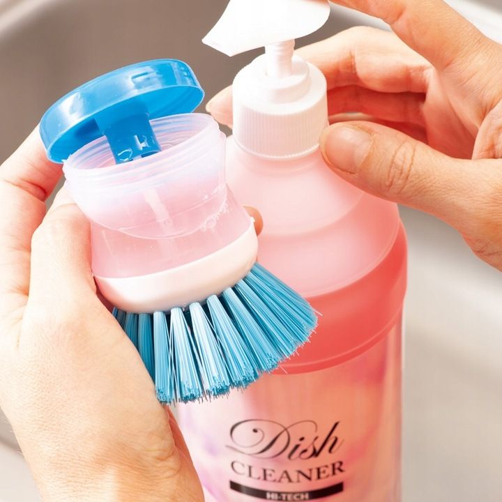 Mosogatószer-adagolóval ellátott edénymosó kefe