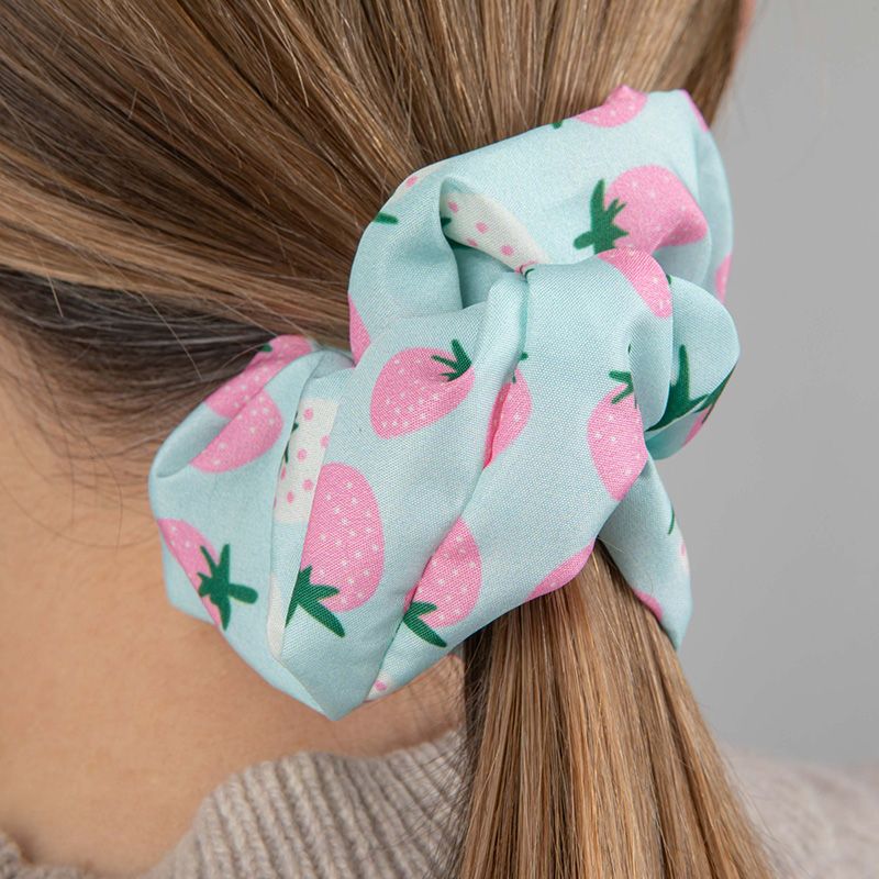 Rózsaszín epres hajgumi