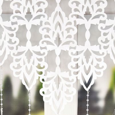 Ablakpanel 100x150 cm fehér, áttört levelekkel és gyöngyökkel