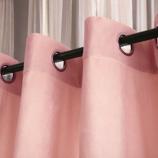 Velurový závěs glamour pudrově růžový 140 x 250 cm s průchodkami (1 db.)