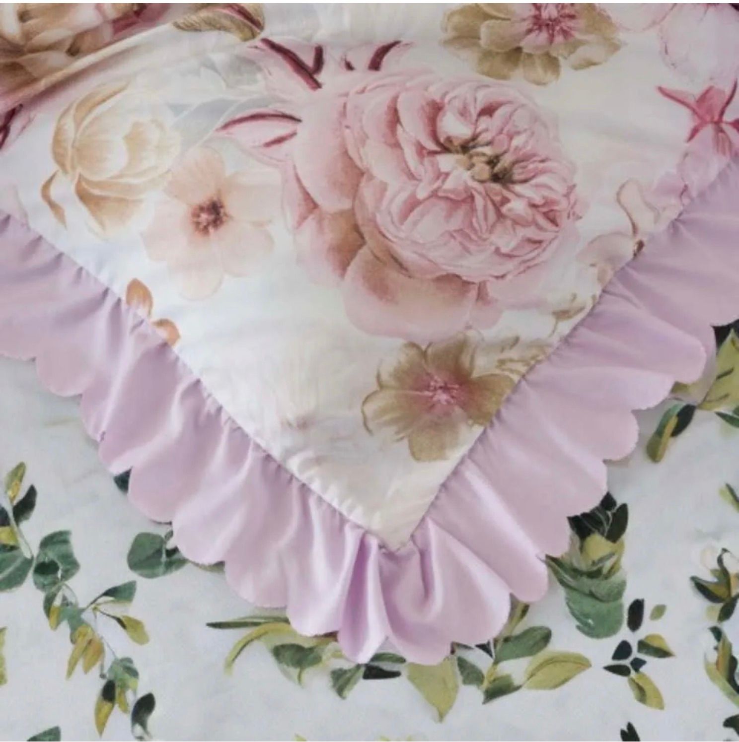 3 részes ágyneműgarnitúra fodrokkal, rózsaszín virágmintával, 200x220 cm