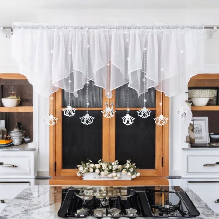 Rövid dekorfüggöny, fehér filc függődíszek, 400x110 cm