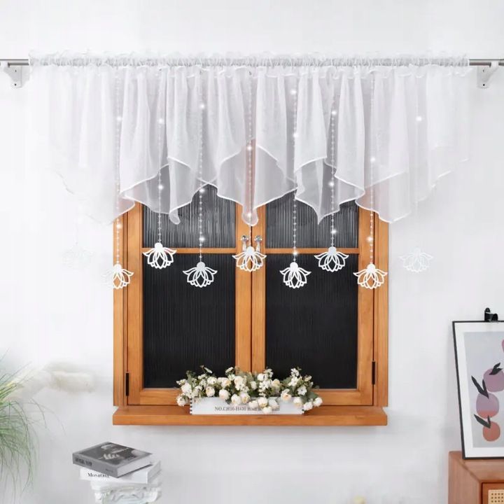 Rövid dekorfüggöny, fehér filc függődíszek, 400x110 cm