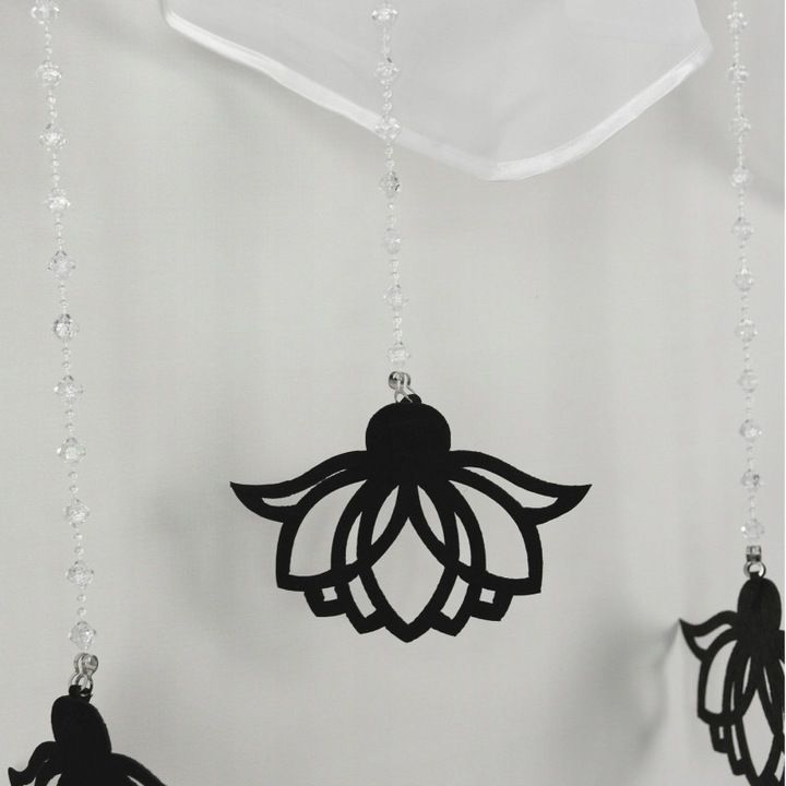 Rövid dekorfüggöny, fekete filc függődíszek, 400x110 cm