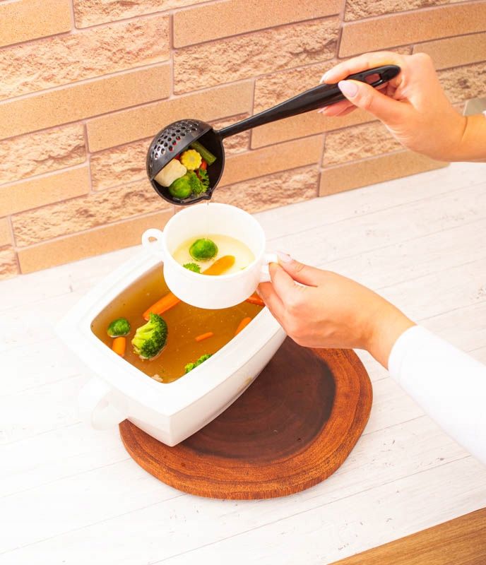 Szűrővel ellátott merőkanál kiöntővel