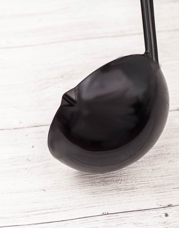 Szűrővel ellátott merőkanál kiöntővel